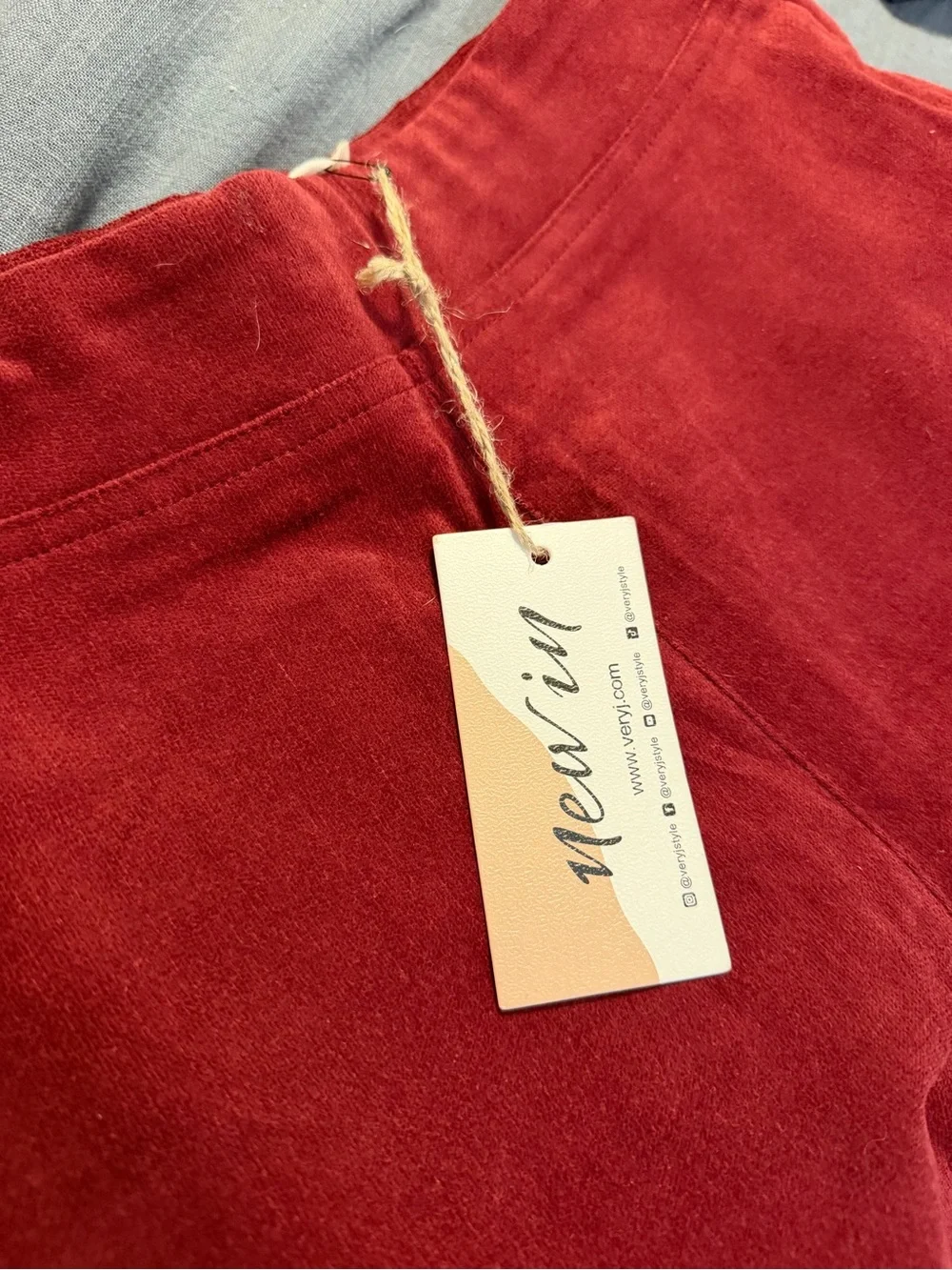 High-Rise Straight leg Velvety Pants in Wine